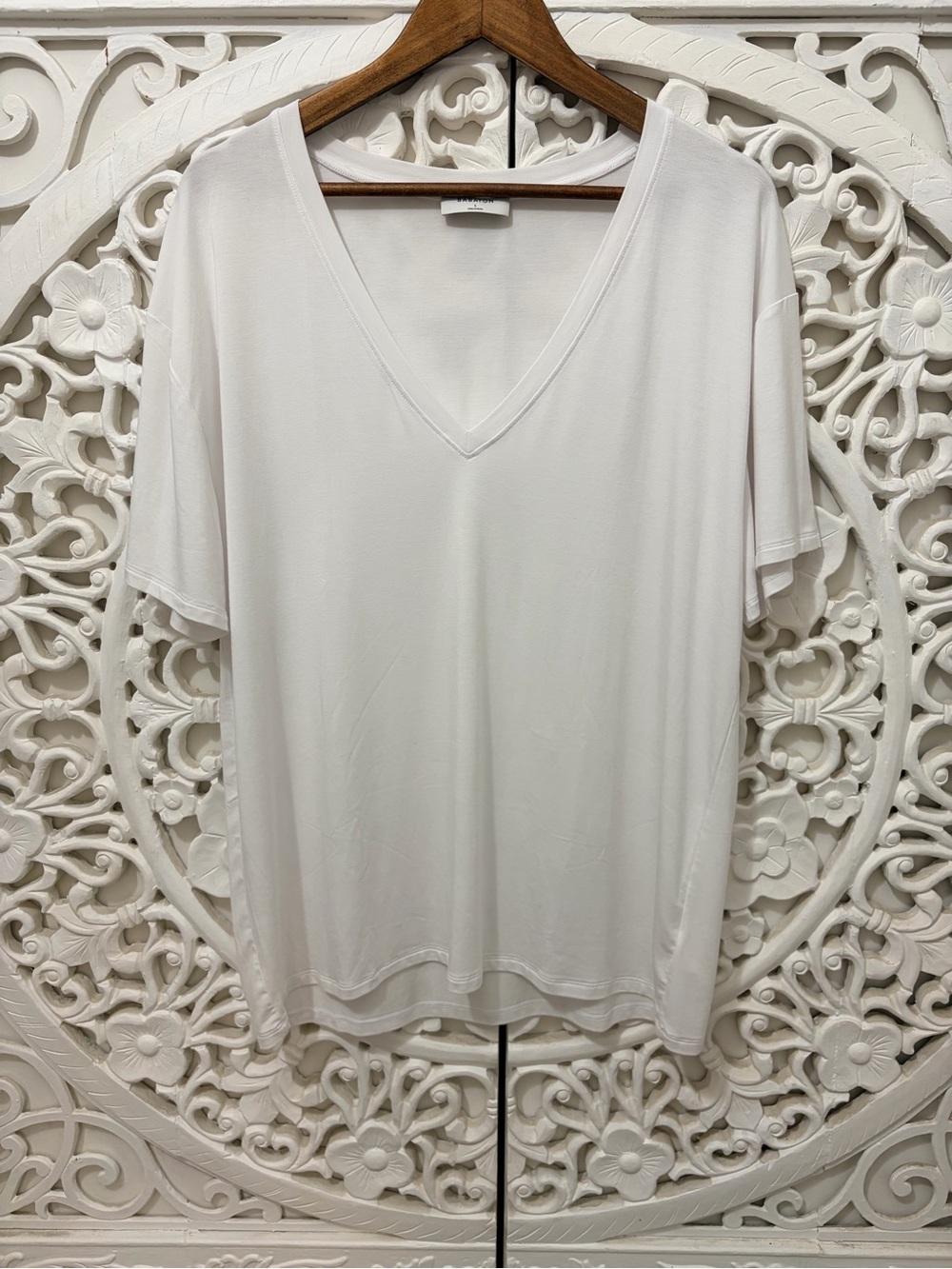 Babaton Aritzia White Oversized V Neck T-Shirt Women’s L